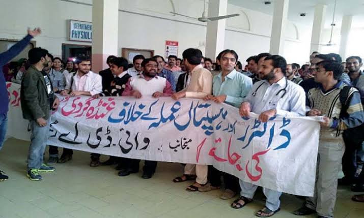 خضدار : ڈاکٹروں کی ہڑتال، مریضوں کو شدید مشکلات کا سامنا۔ پرائیویٹ ہسپتال آباد سول ہسپتال ویران