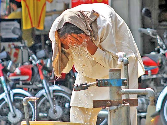 کوئٹہ میں گرمی کا 21 سالہ ریکارڈ ٹوٹ گیا ‘ سورج آگ برسانے لگا ‘پارہ 41.5 تک پہنچ گیا