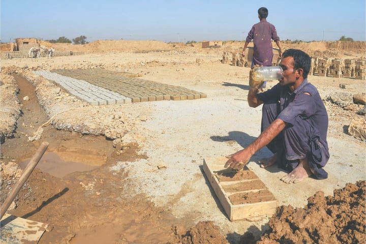 ماشکیل میں 48ڈگری گرمی، طویل بجلی بندش نے معمولاتِ زندگی مفلوج کر دیے